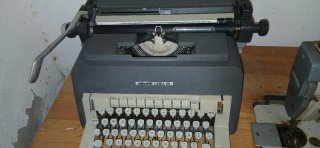 Máquina de escribir Olivetti Línea 98