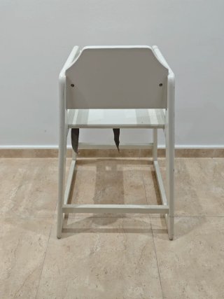 Trona de madera blanca para niño