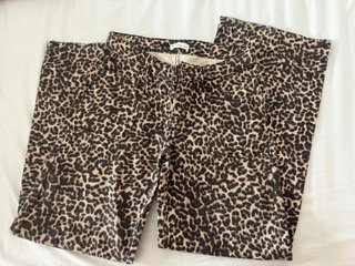 Pantalón vaquero estampado leopardo Mango