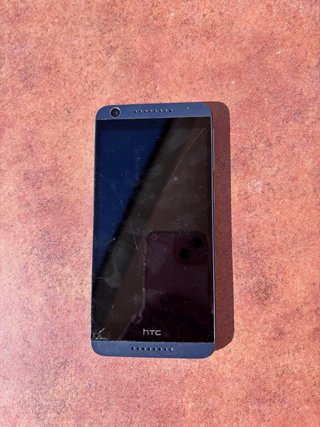 Smartphone HTC con pantalla rota