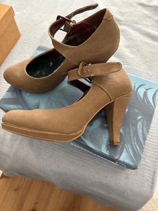 Zapatos de tacón beige con pulsera