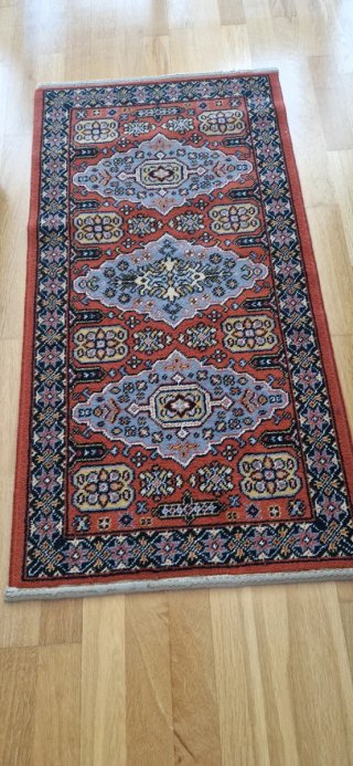Alfombra de lana. Tengo dos iguales. 20 euros cada