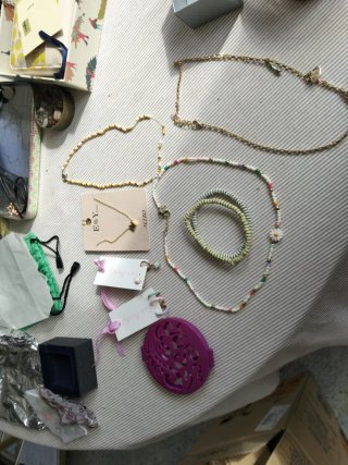 Lote bisutería oro y multicolor
