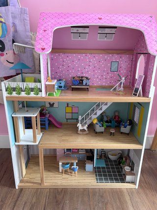 Casa de muñecas de madera