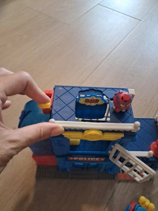 Superzings Comisaría Policía