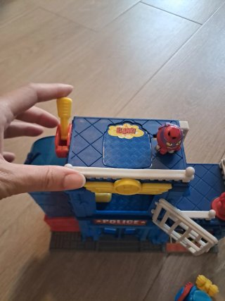 Superzings Comisaría Policía