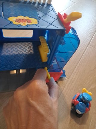 Superzings Comisaría Policía