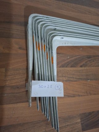 Lote de 26 escuadras metálicas para estanterías