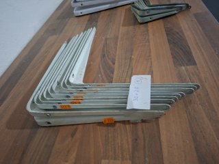 Lote de 26 escuadras metálicas para estanterías