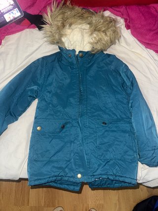 Cazadora azul marino con capucha