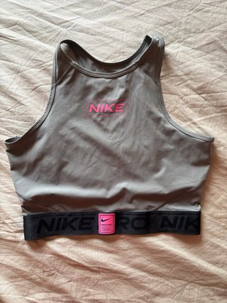 Top deportivo Nike gris y rosa
