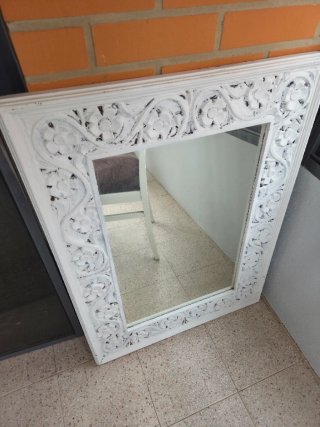 Espejo Grande con Marco de Madera Blanco.