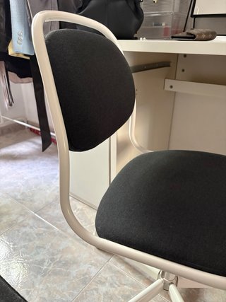 Silla de escritorio blanca y negra