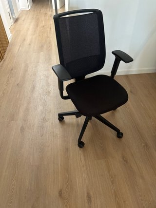 Silla trabajo con ruedas negra