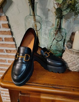 Zapatos ALTA MODA negros con detalle dorado