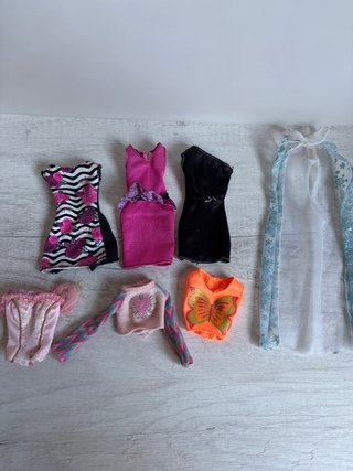Lote de 7 prendas de ropa para muñecas