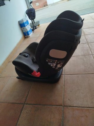 Sillita de coche para niño con Isofix.