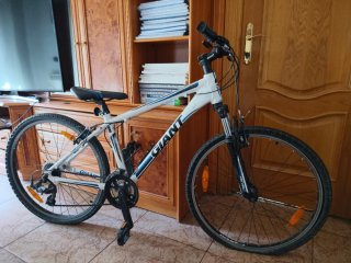 Bicicleta Giant Blanca y Azul