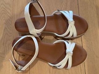 Sandalias de cuña POPA blancas 37