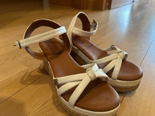 Sandalias de cuña POPA blancas 37