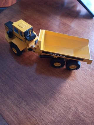 Coche de juguete Volvo BM