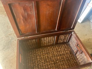 Baúl de mimbre y madera