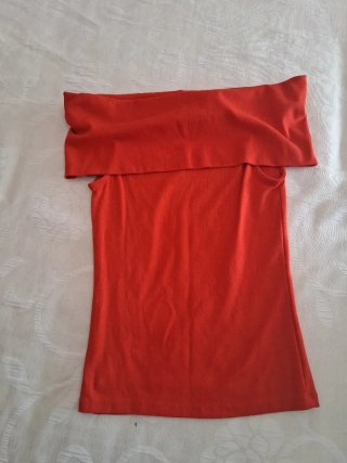Top rojo escotado hombros