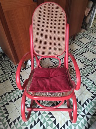 Mecedora de Madera y Ratán Roja