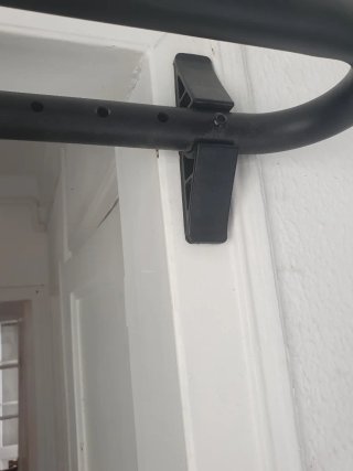 Barra de dominadas Corength para puerta