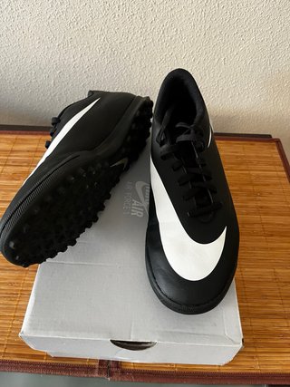 Zapatillas Nike Futbol Multitacos Negras Blancas