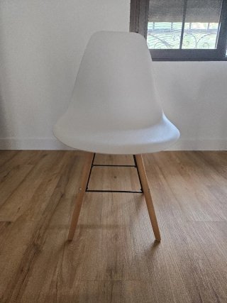 Silla blanca moderna.