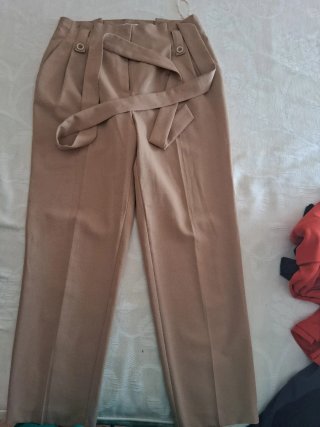Pantalón de vestir beige con cinturón