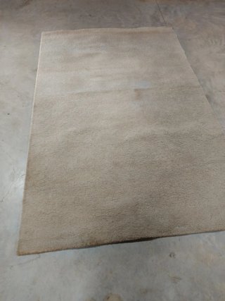Alfombra beige de tela