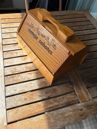 Caja de madera para limpieza de zapatos