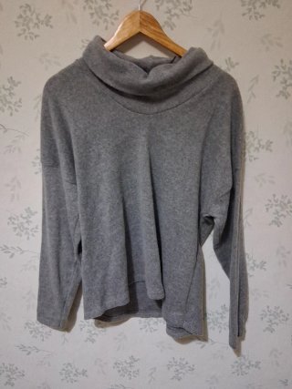 Jersey gris cuello alto