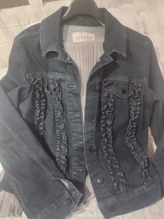 Cazadora tejana Claudie Pierlot con volantes