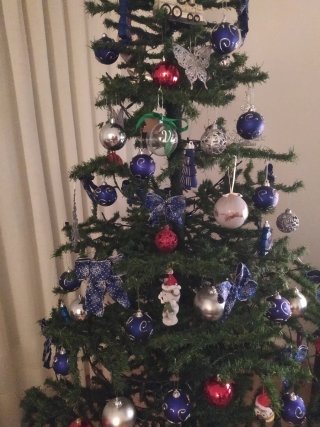 Árbol de Navidad con adornos