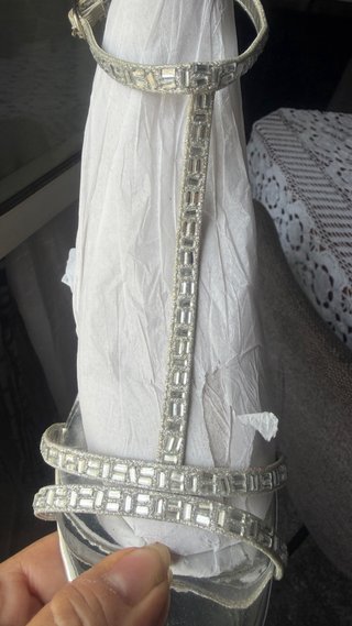 Zapatos de tacón plateados con pedrería