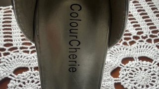 Zapatos de tacón plateados con pedrería