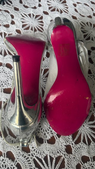 Zapatos de tacón plateados con pedrería