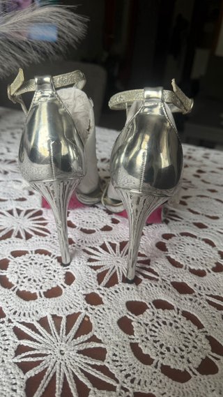 Zapatos de tacón plateados con pedrería