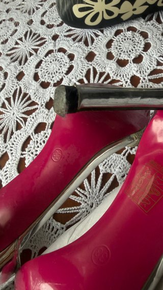 Zapatos de tacón plateados con pedrería