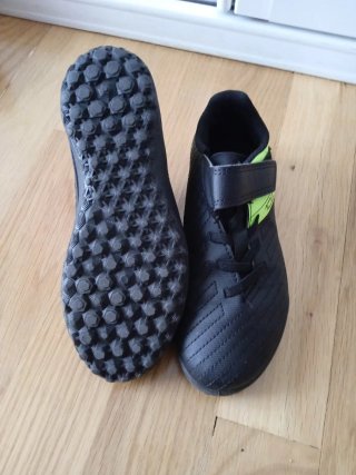 Lote zapatillas fútbol y guantes portero niño