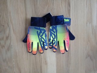 Lote zapatillas fútbol y guantes portero niño