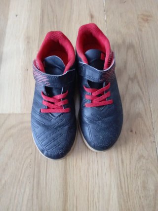 Lote zapatillas fútbol y guantes portero niño