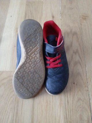 Lote zapatillas fútbol y guantes portero niño