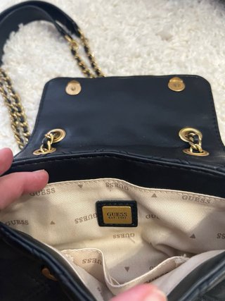 Bolso Guess Negro Acolchado con cadenas doradas.