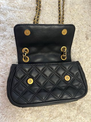 Bolso Guess Negro Acolchado con cadenas doradas.