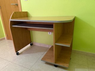 Tavolo da scrivania in legno con ruote