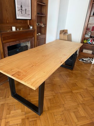 Mesa de comedor de madera y hierro negro